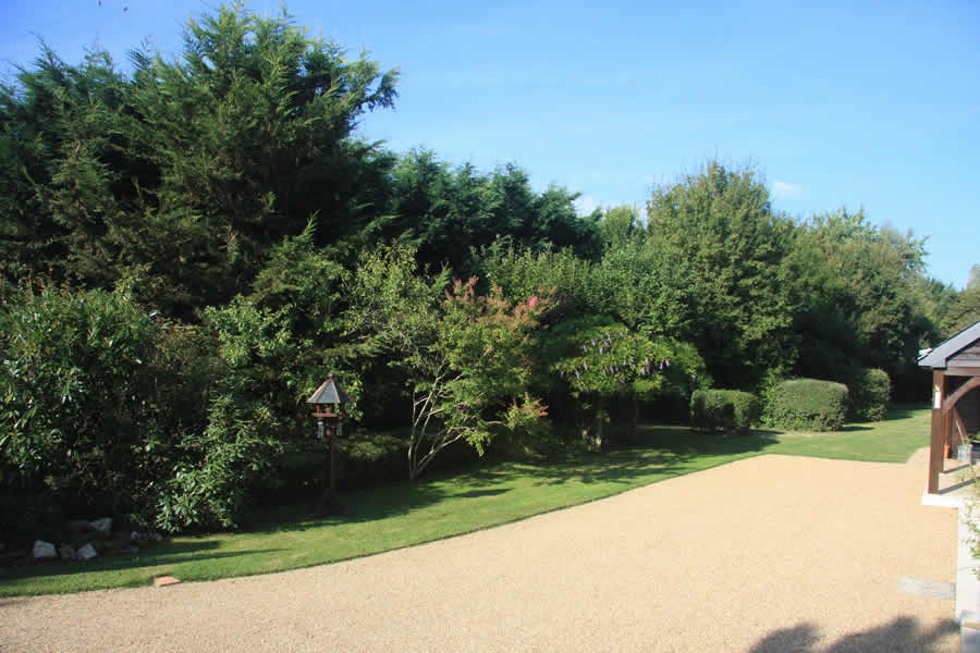 The driveway at Les Bouts de Ralle Chambre d'Hotes