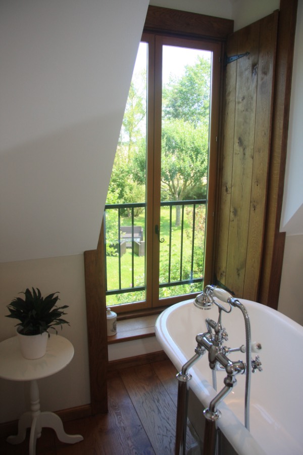 Rose bedroom with roll-top bath